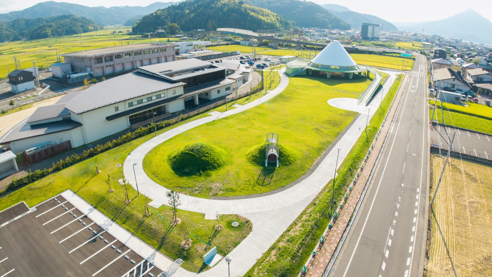 空から見た高浜公園ソラノワの全景。芝生の丘とサカミチ、アオバテント