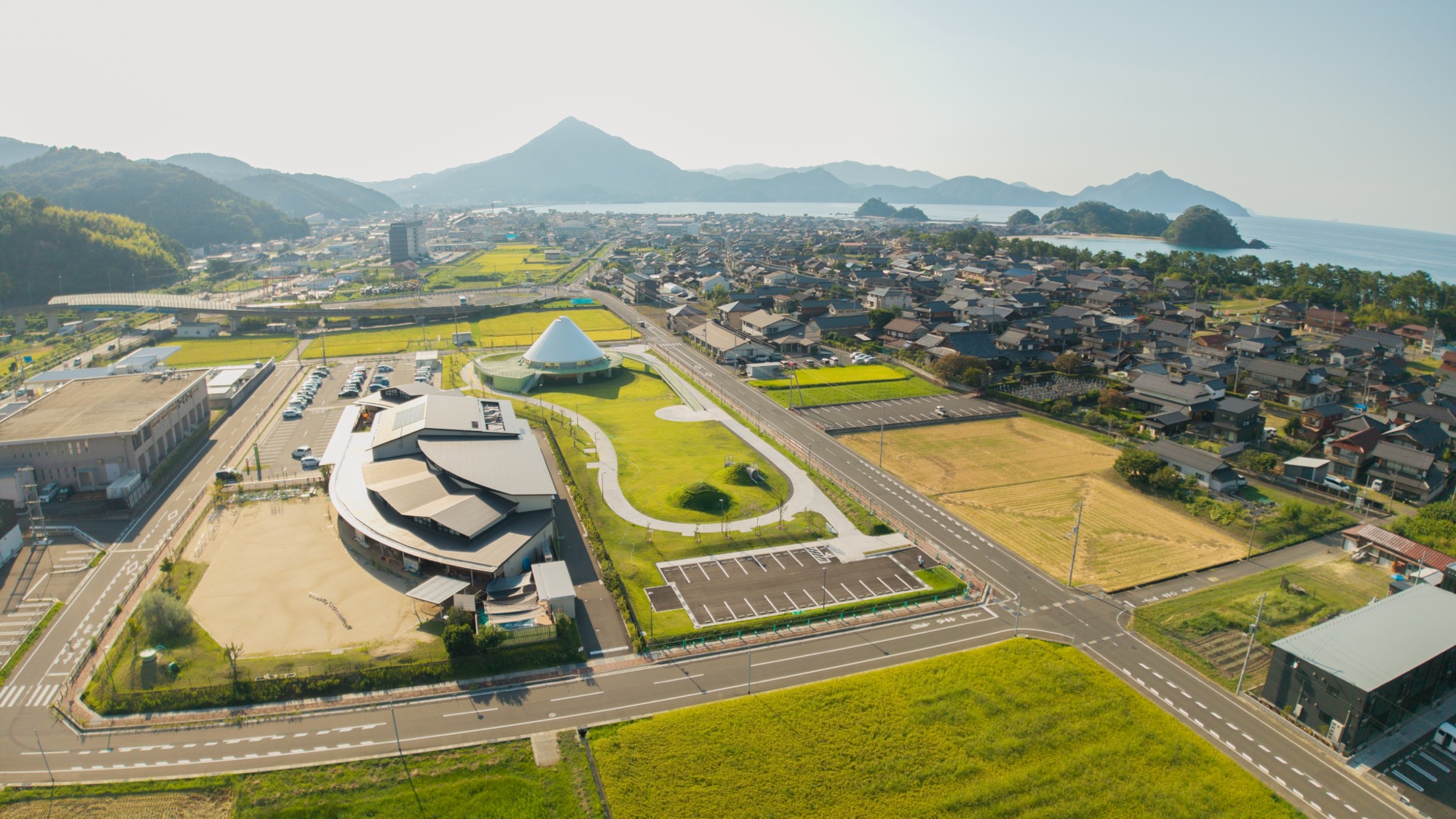 空から見た高浜公園ソラノワと高浜の町、その先の若狭湾