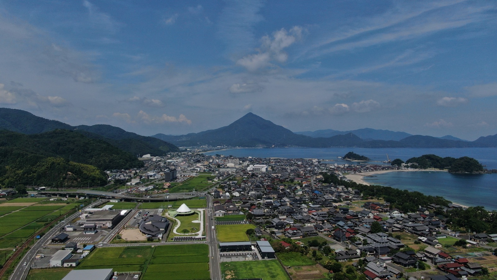 若狭和田ビーチと高浜の町並みを空から見る